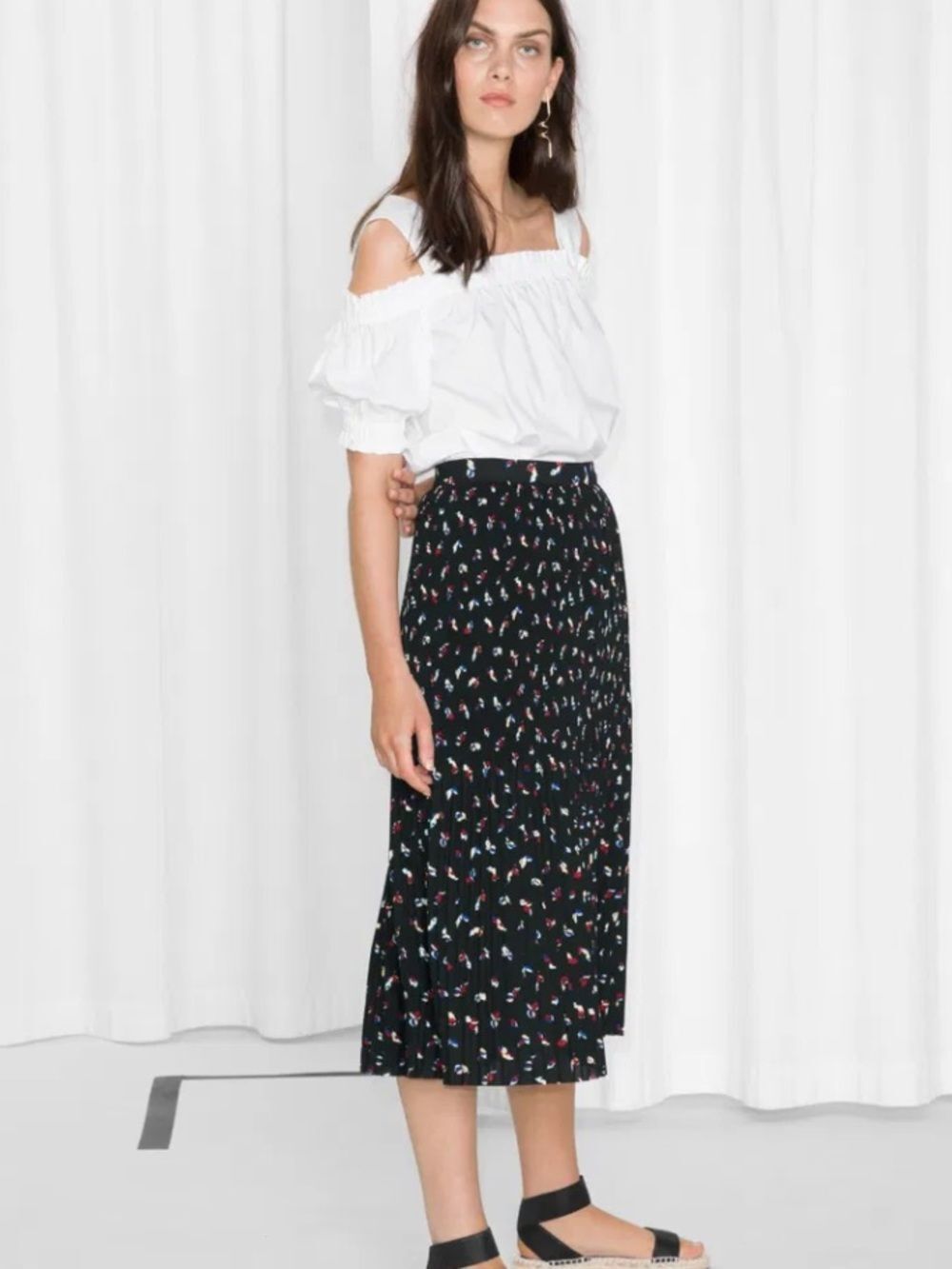 & Other Stories Black Pleated Midi Skirt with Red, Blue and Yellow Micro Print
